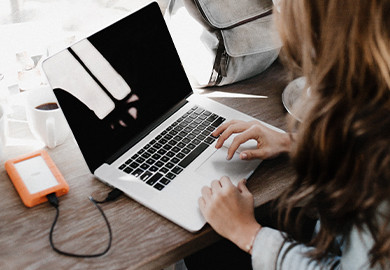 Exercices d'étirement au travail - faites une pause active devant l'ordinateur